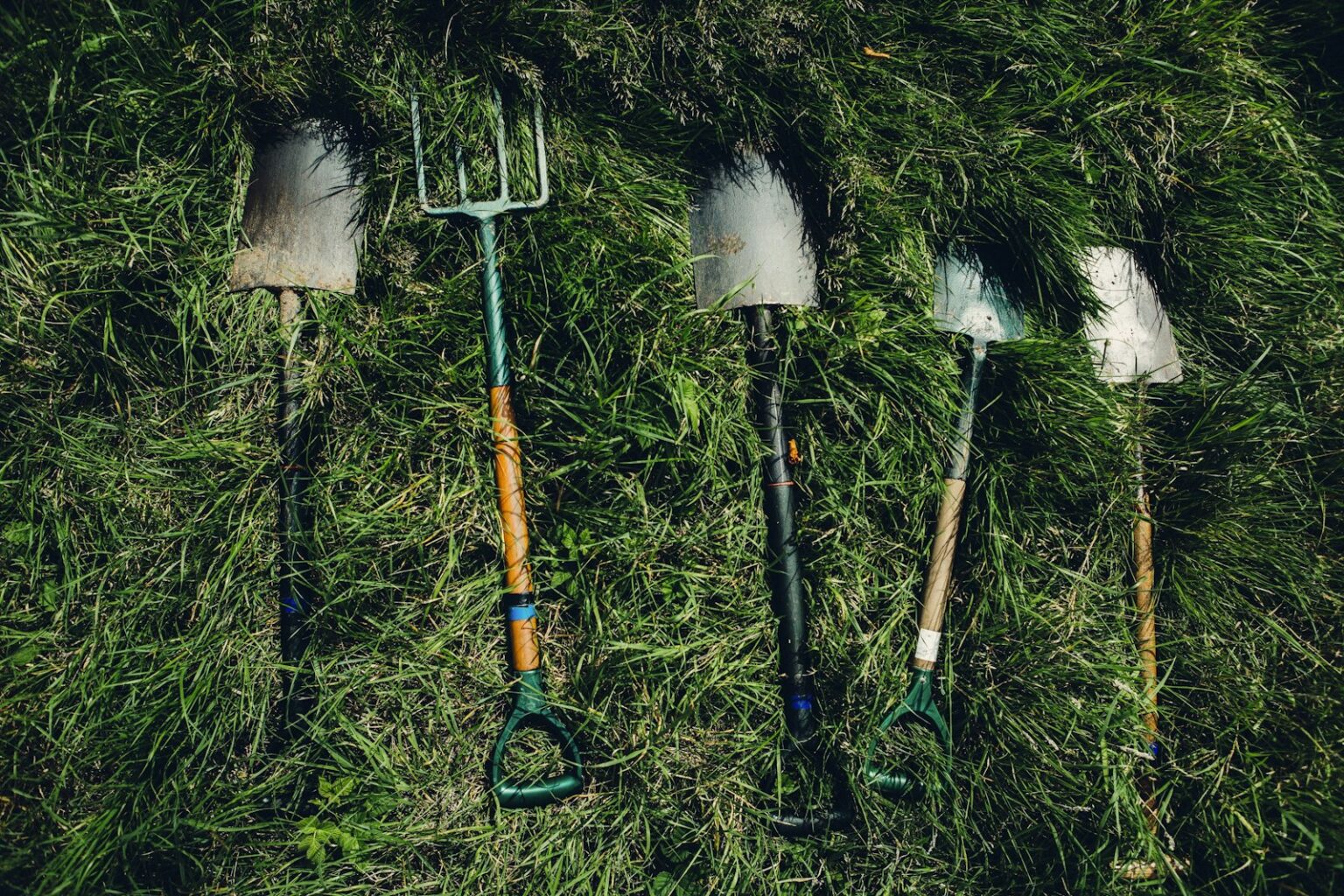 Outils de jardin pour poser des bordures en acier